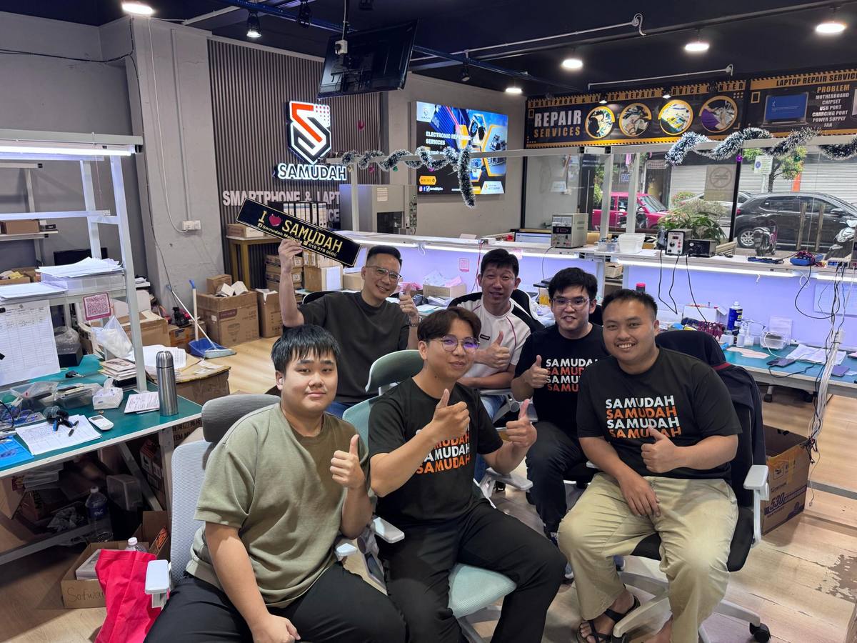 Lee Hung Siong with the Samudah team